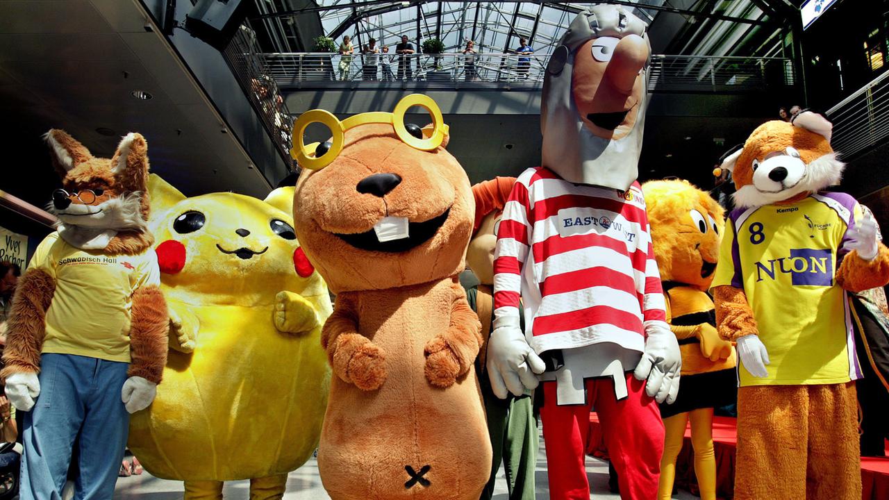 Die Maskottchen Fuchs von Schwäbisch Hall, Pokemon, Biber aus Rathenow, Ritter Eisenhart vom 1. FC Union Berlin, Biene Maya und Fuchsi von den Reinickendorfer Füchsen" (v.l.n.r.) stehen in den Hallen am Borsigturm in Berlin. Die Maskottchen Fuchs von Schwäbisch Hall, Pokemon, Biber aus Rathenow, Ritter Eisenhart vom 1. FC Union Berlin, Biene Maya und Fuchsi von den Reinickendorfer Füchsen" (v.l.n.r.) stehen in den Hallen am Borsigturm in Berlin.