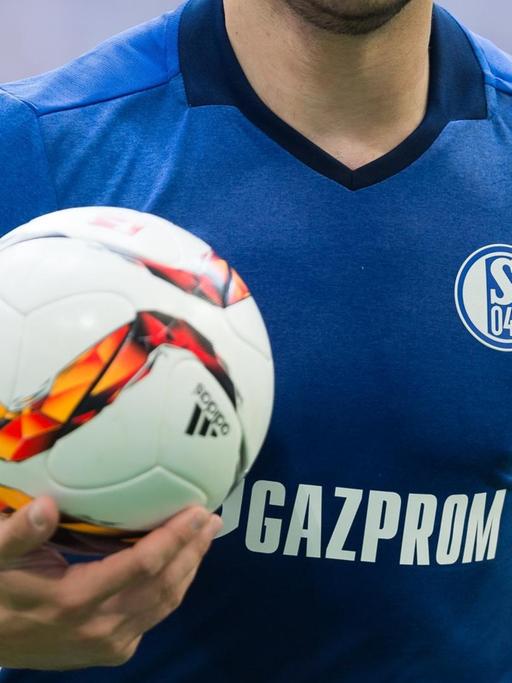 Ein Schalker Spieler mit dem neuen Trikot der Saison 2016/2017 hält einen Ball in der Hand.
