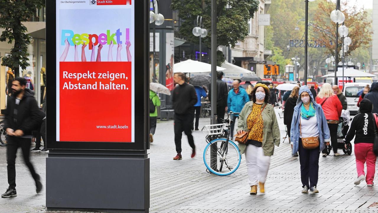 Auf einer Werbeanzeige der Stadt Köln wird für das Abstandhalten im öffentlichen Raum geworben.