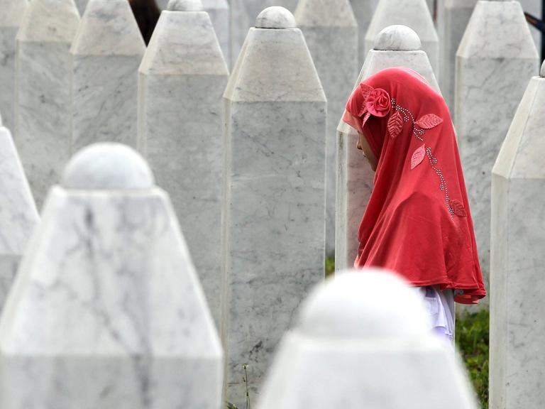 Eine Frau steht an der Gedenkstätte in Srebrenica in Erinnerung an die Opfer von Bosnien im Jahre 1995.