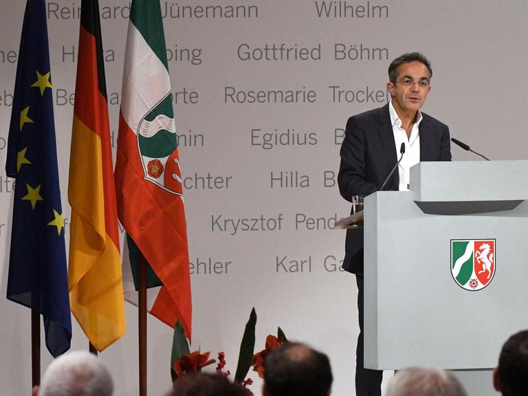 Der Autor Navid Kermani spricht am 27.11.2017 bei der Verleihung des NRW-Staatspreises in Köln (Nordrhein-Westfalen) an ihn.