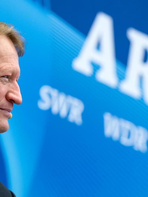 Ulrich Wilhelm spricht nach einer Sitzung der ARD-Intendanten während einer Pressekonferenz. Im Hintergrund ist das ARD-Logo auf blauem Untergrund zu sehen.