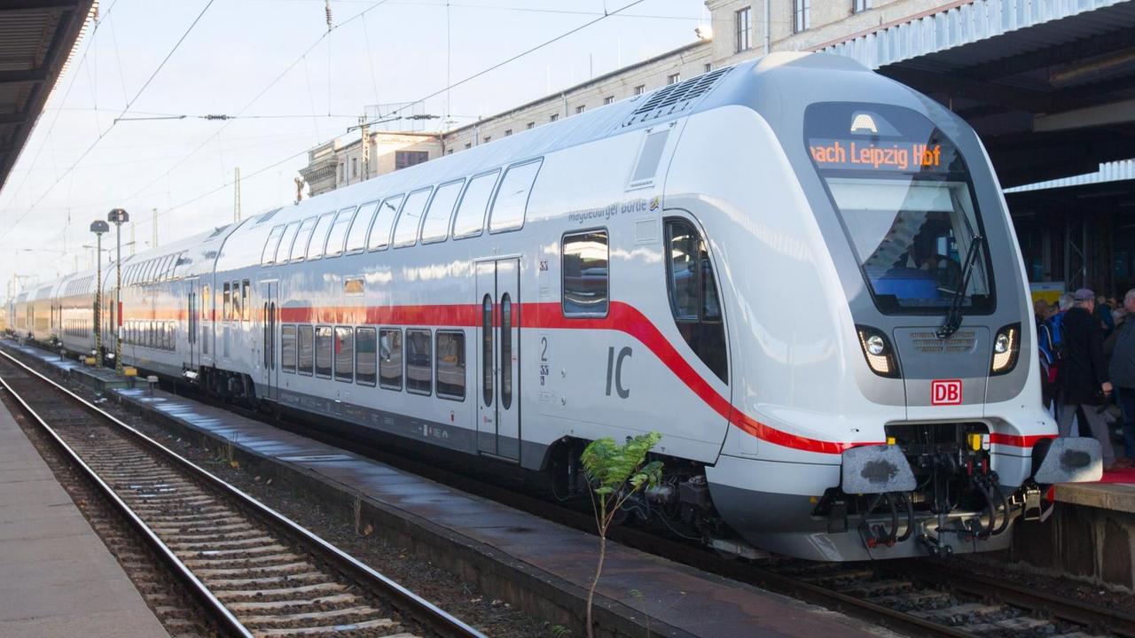 Zusehen ist ein doppelstöckiger Intercity der neuen Generation