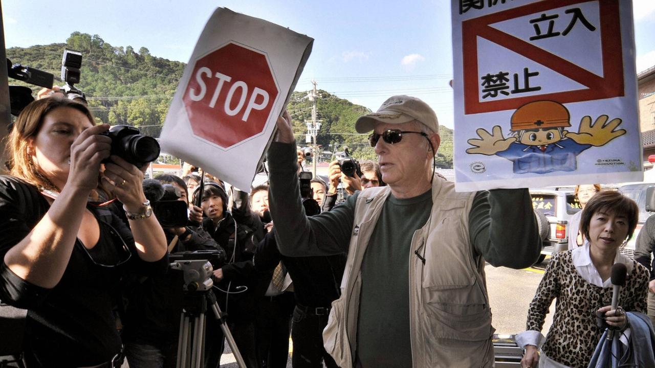 Der US-amerikanische Delfinschützer Richard O'Barry, der im Oscar-prämierten Dokumentarfilm "The Cove" zu sehen war, protestiert am 2.11.2010 im japanischen Taiji gegen die Delfinjagd.

