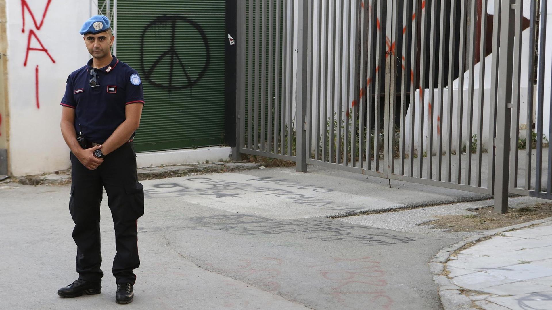 Ein Soldat der UNO-Friedensmission bewacht den Grenzübergang Ledras an der UNO-Pufferzone in der geteilten Stadt Nikosia.