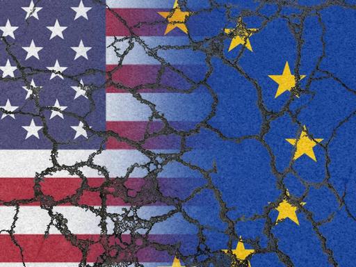 Verschmelzende Flaggen der Europäischen Union und der USA auf erodierendem Asphalt