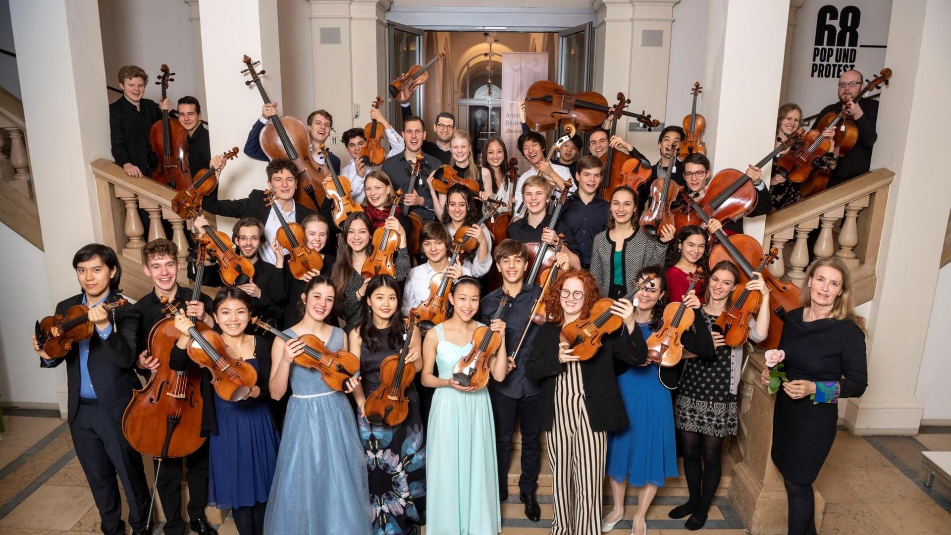 Ein Gruppenfoto der glücklichen Sieger des Wettbewerbs des Deutschen Musikinstrumentenfonds 2019.