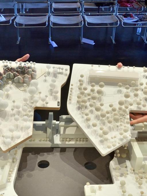 Roberto Penalver Gonzalez (r) aus Barcelona und Michael Young aus New York (li) präsentieren ihre Entwürfe für das geplante Bauhaus-Museum in Dessau.