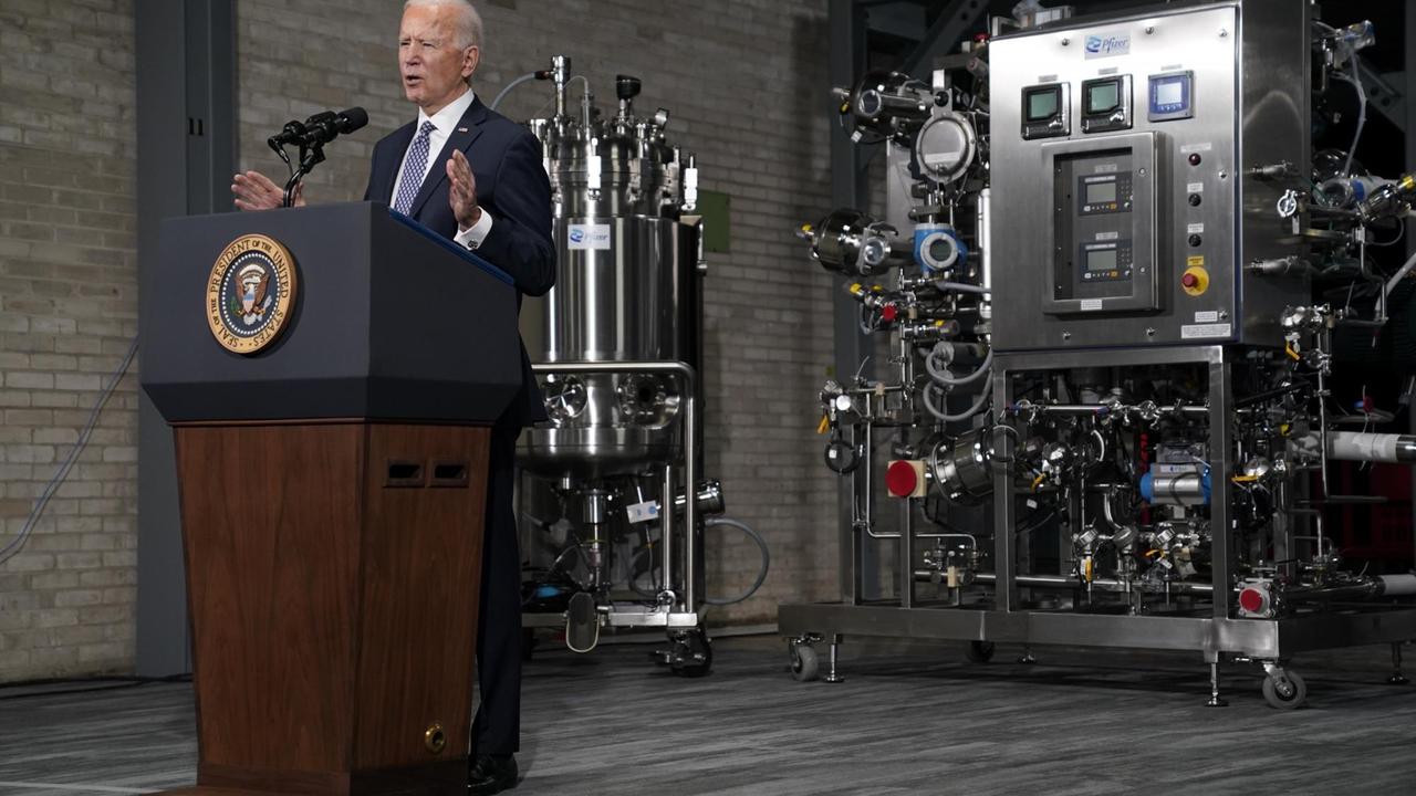 US-Präsident Joe Biden spricht nach der Besichtigung einer Pfizer-Produktionsstätte in Portage, Michigan.