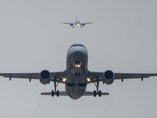 Ein Airbus 320 von Lufthansa startet vom Flughafen Hannover-Langenhagen während dahinter ein Airbus 319 von Swiss im Landeanflug ist.