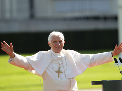 Papst Benedikt XVI. vor dem Schloss Bellevue