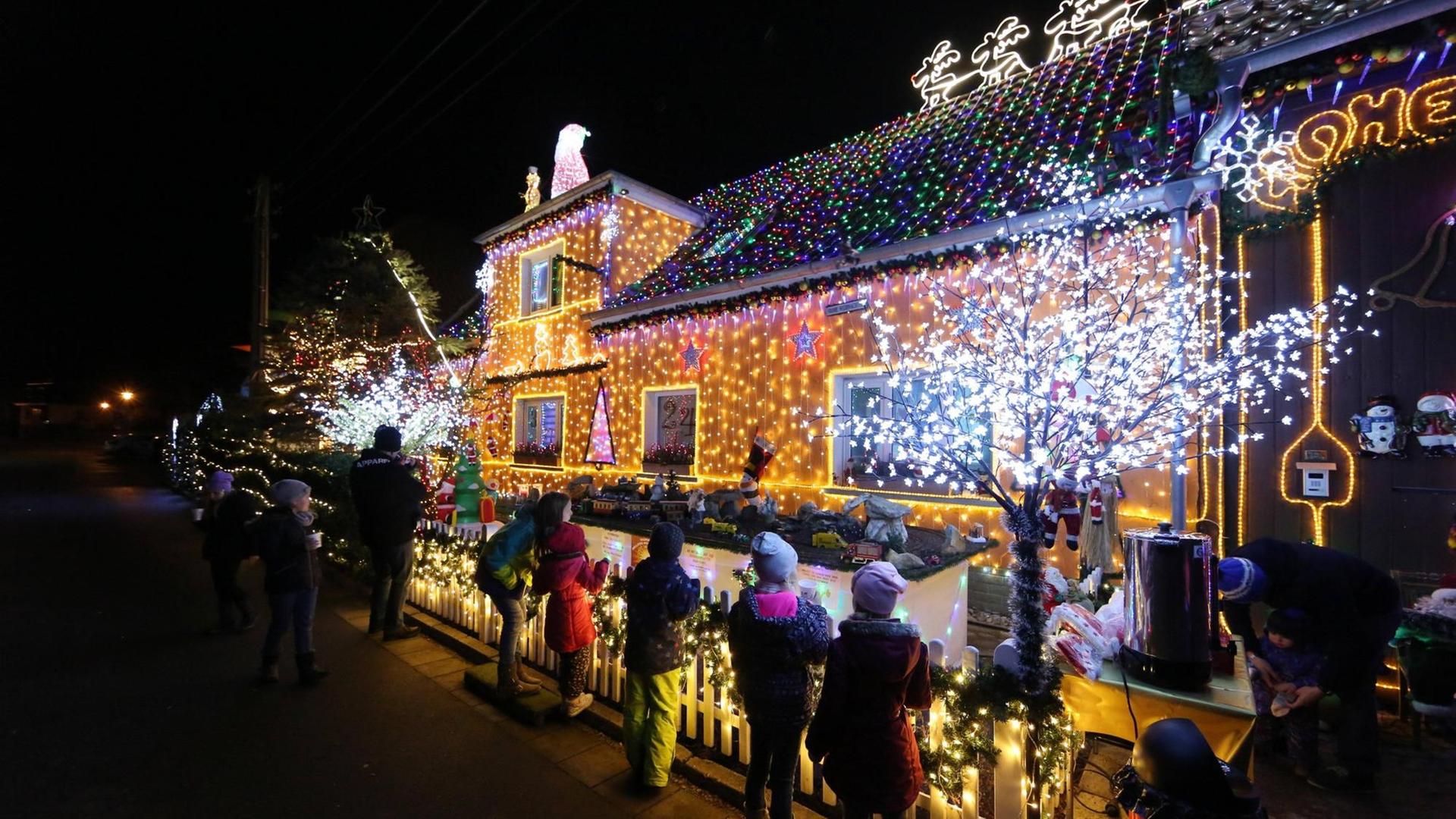 Weihnachten 2017 in Walschleben: Mario Leicht hat fünf Kilometer Lichterketten verlegt, 120000 LEDs verbaut, die Fenster sind ein Adventskalender, seit Anfang Dezember besuchten rund 3000 Besucher das Haus.