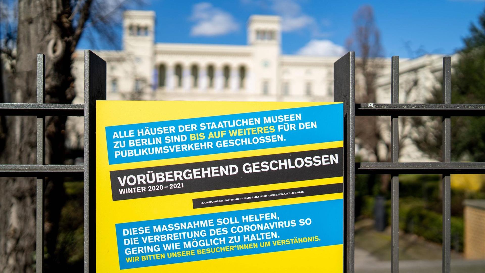 Zaun vor der Fassade des Museums "Hamburger Bahnhof" in Berlin mit einem Schließungs-Plakat.