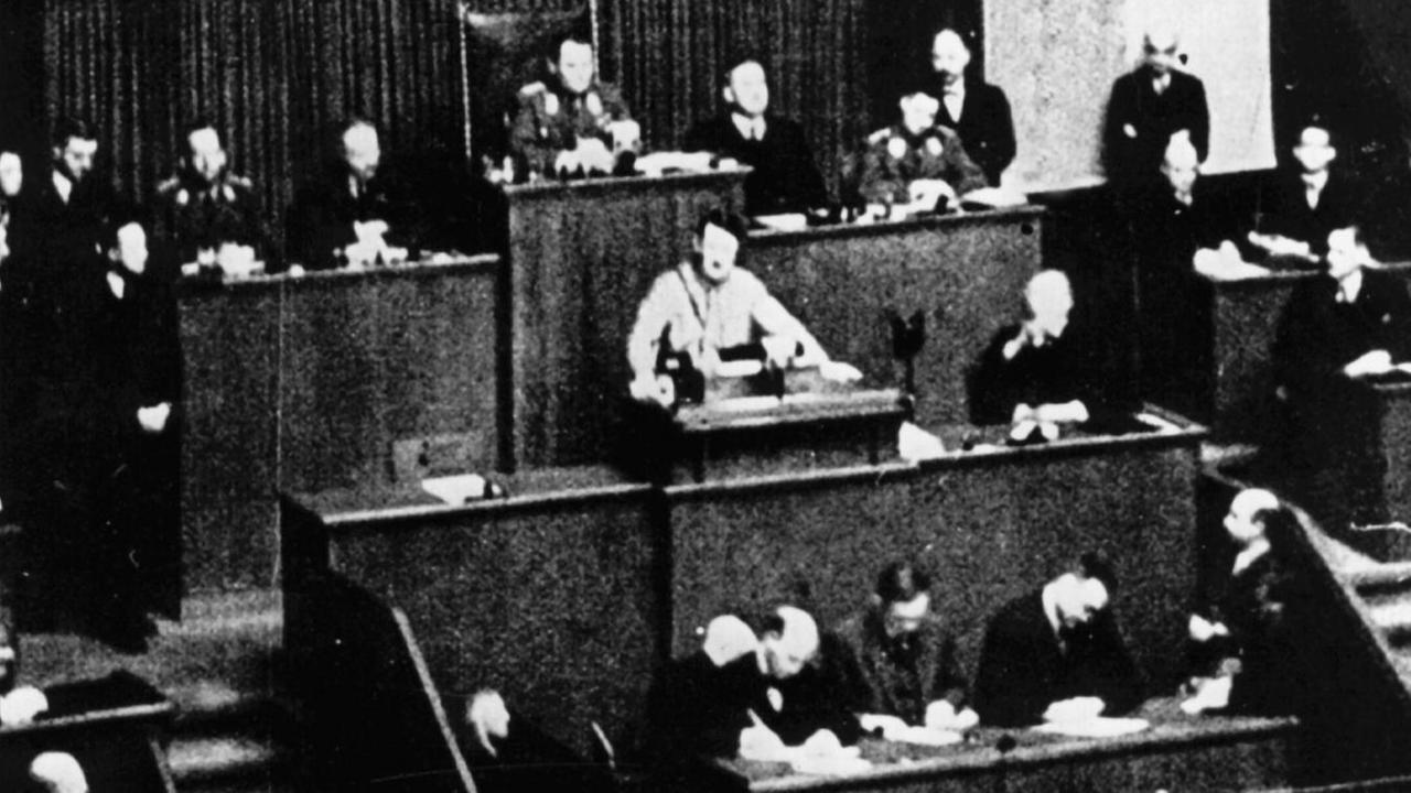 Adolf Hitler am 23. März 1933 bei einer Rede vor den Reichstagsabgeordneten. Die Sitzung fand wegen des Reichstagsbrands in der Berliner Kroll-Oper statt.