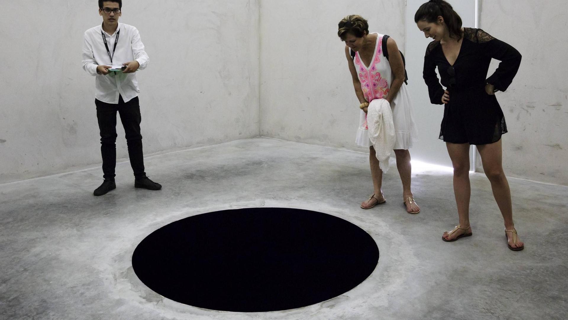 Die Installation "Descent into Limbo", Abstieg in die Unterwelt, des zeitgenössichen Künstlers Anish Kapoor im Serralves Museum in Porto, Portugal (Ausstellung Juli 2018 to Januar 2019)