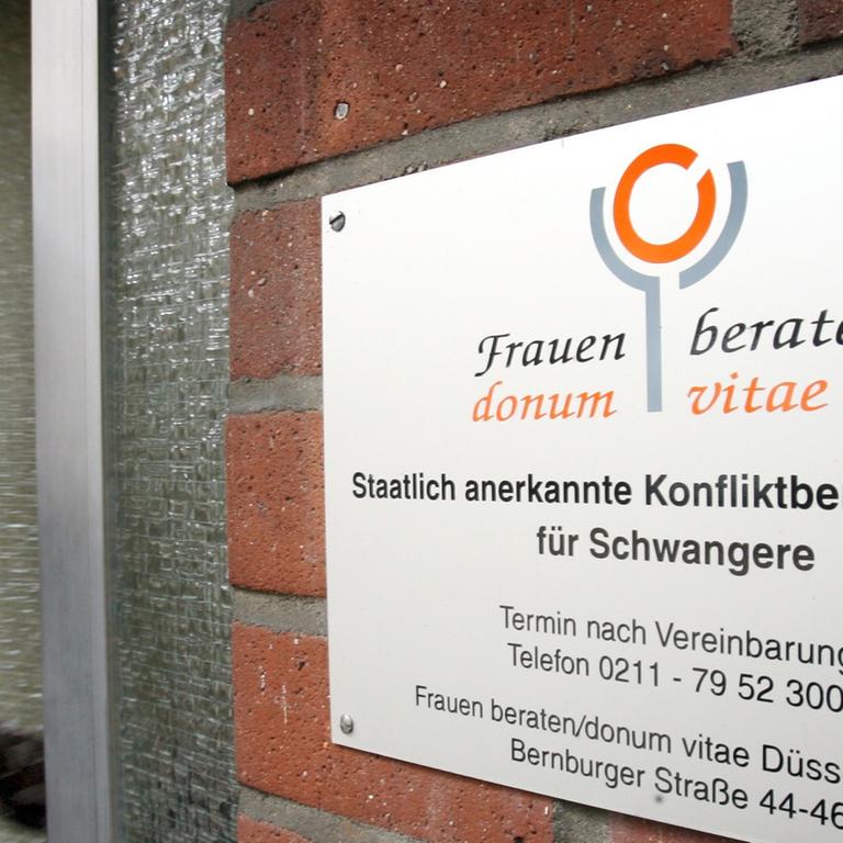 Eine Frau betritt die Konfliktberatungsstelle "Donum vitae" in Düsseldorf.
