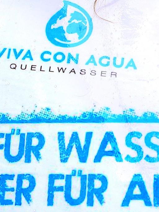 "Alle für Wasser, Wasser für alle!" ist am 22.03.2014 in Berlin auf einem Schild bei einer Demonstration der Organisation Viva con Aqua zu lesen, die anlässlich des Weltwassertages für den weltweiten Zugang zu sauberem Trinkwasser stattfand.