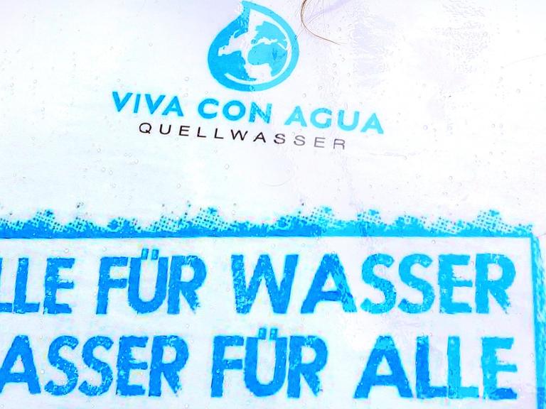 "Alle für Wasser, Wasser für alle!" ist am 22.03.2014 in Berlin auf einem Schild bei einer Demonstration der Organisation Viva con Aqua zu lesen, die anlässlich des Weltwassertages für den weltweiten Zugang zu sauberem Trinkwasser stattfand.