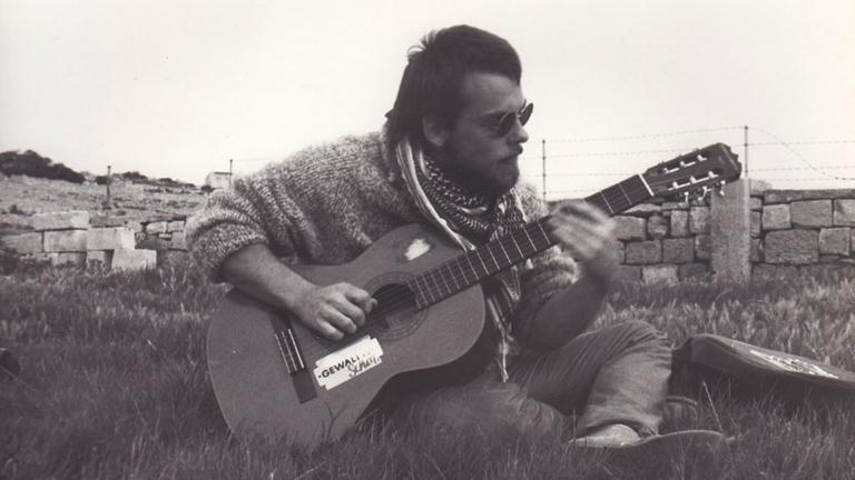 ARD-Korrespondent Stephan Ozsváth in seinen Jugendjahren, wie er auf einer Gitarre spielt.