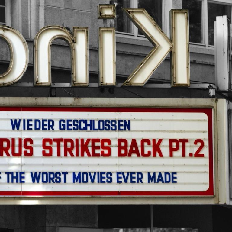Im Rahmen des 2. Lockdown wieder geschlossenes Kino, Anzeige THE VIRUS STRIKES BACK PT.2 ONE OF THE WORST MOVIES EVER MADE