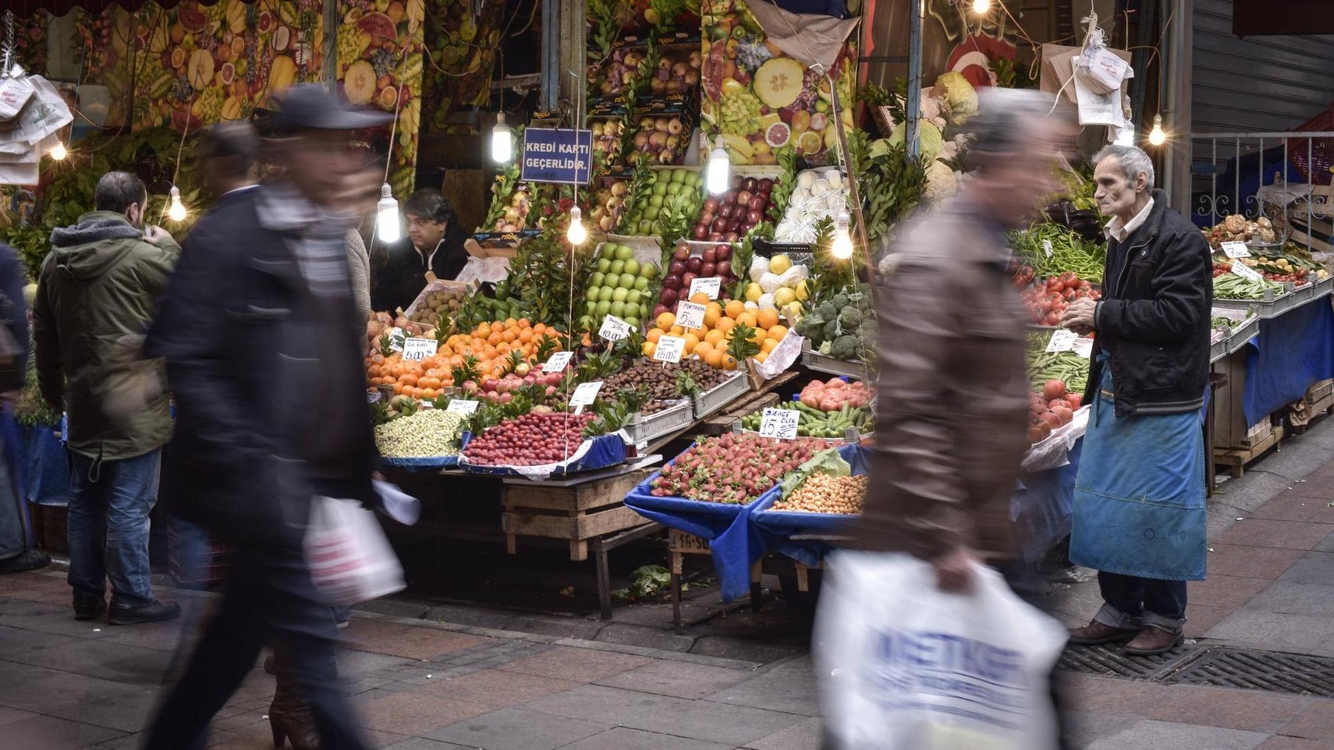 Ein Wochenmarkt im Viertel Kadiköy im asiatischen Teil von Istanbul Ein Wochenmarkt im Viertel Kadiköy im asiatischen Teil von Istanbul