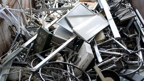 Gebrauchter Schrott aus Aluminium liegt am 09.04.2014 auf dem Recyclinghof Bahrenfeld in Hamburg in einem Container.