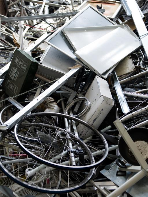 Gebrauchter Schrott aus Aluminium liegt am 09.04.2014 auf dem Recyclinghof Bahrenfeld in Hamburg in einem Container.