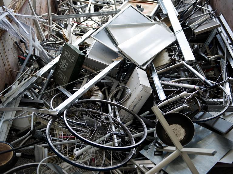 Gebrauchter Schrott aus Aluminium liegt am 09.04.2014 auf dem Recyclinghof Bahrenfeld in Hamburg in einem Container.