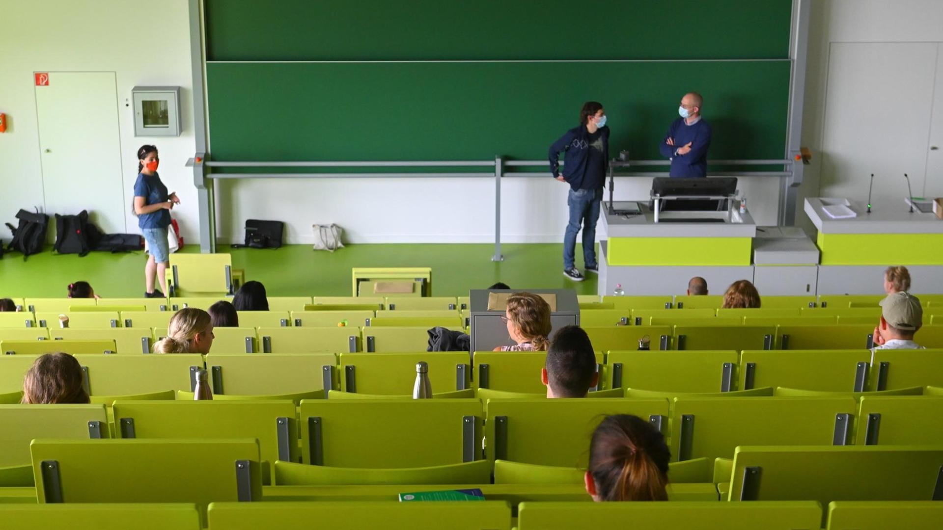 Studierende der Wirtschafts-Wissenschaften sitzen in Kassel unter Wahrung der Abstandsregel in einem Hörsaal und warten auf den Beginn der Klausur.