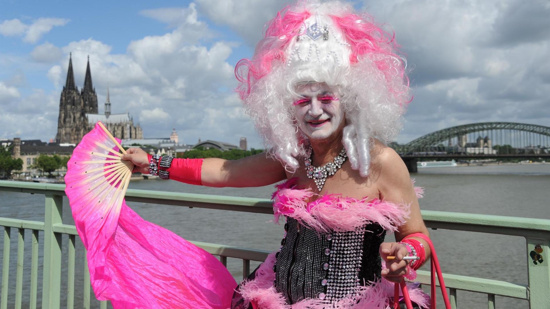 Teilnehmer des Christopher Street Day (CSD) am 03.07.2016 in Köln. Teilnehmer des Christopher Street Day (CSD) am 03.07.2016 in Köln.