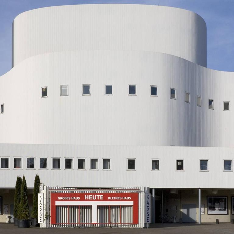Das Schauspielhaus Düsseldorf in einer Frontalansicht mit Haupteingang.