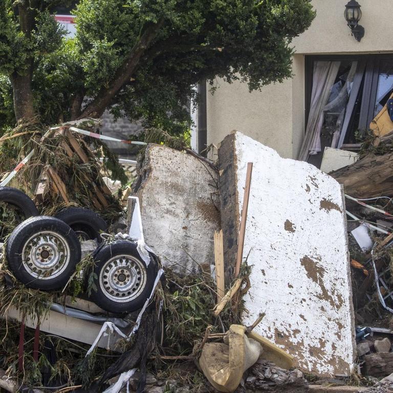Schutt liegt in dem Ort im Kreis Ahrweiler nach dem Unwetter und den Überschwemmungen vor einem Haus. Mindestens sechs Häuser wurden durch die Fluten zerstört.