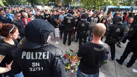 Polizisten und Bürger stehen nach dem Abbruch des Stadtfestes Chemnitz an der Stelle, wo es in der Nacht zum Sonntag zu einem Streit kam.