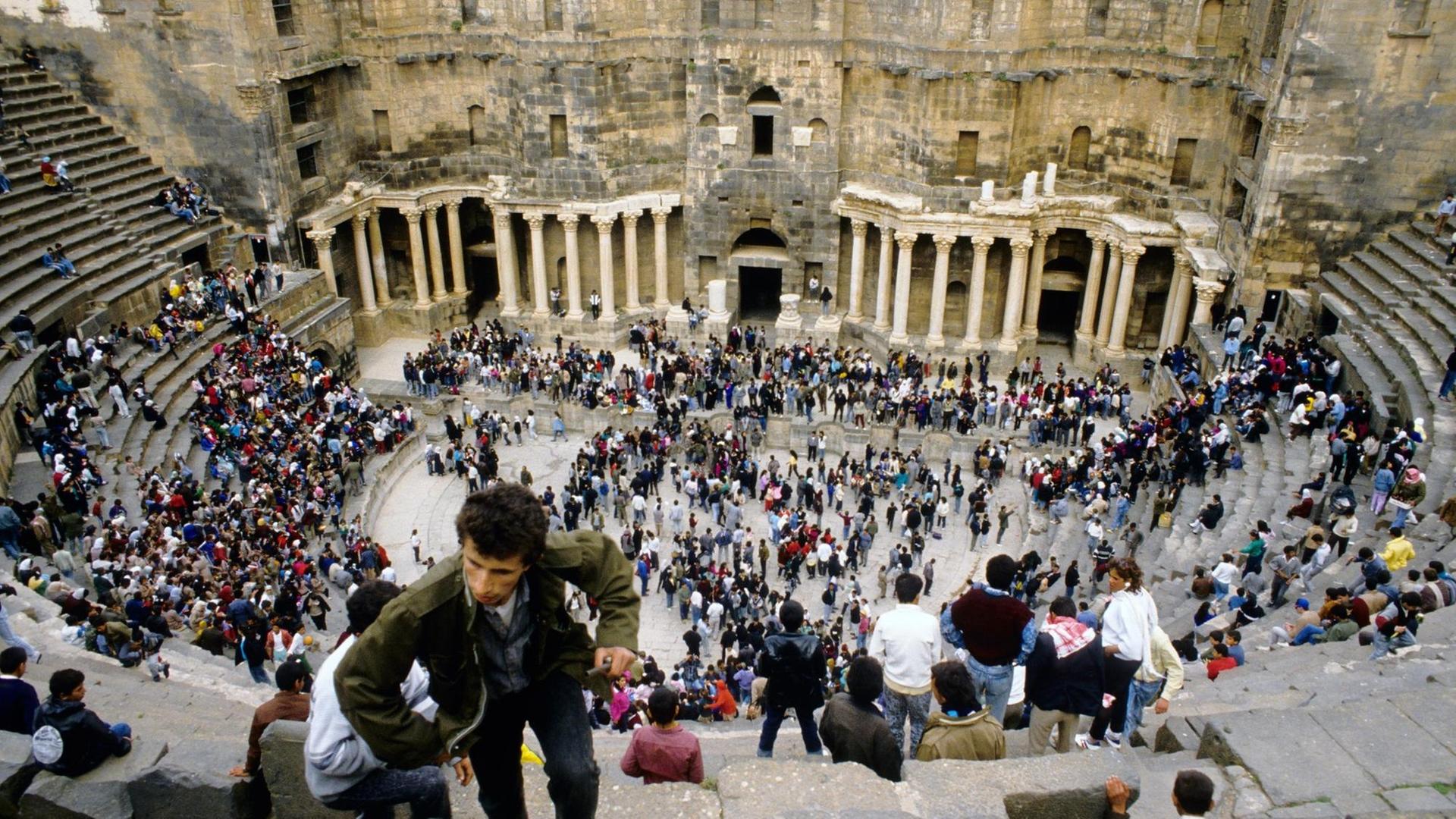 Besucher im antiken Amphitheater der südsyrischen Stadt Bosra, undatierte Aufnahme aus dem Jahr 1989. 