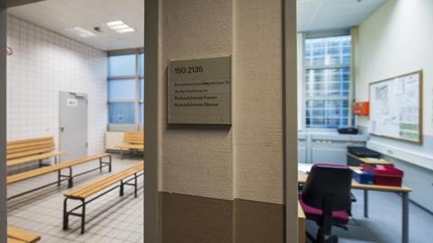Blick in einen Aufenthaltsraum an einem Flughafen 