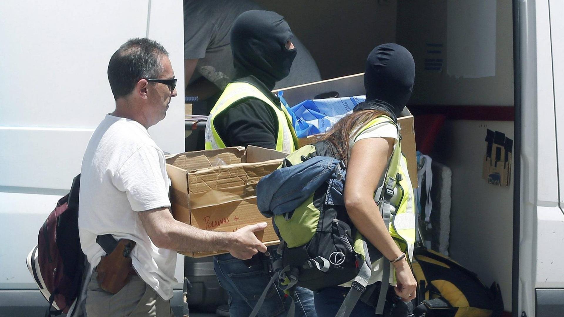 Polizisten konfiszieren Gegenstände aus dem Hotel von Leichtathletiktrainer Jama Aden und dessen Athleten in Sabadell, Barcelona.