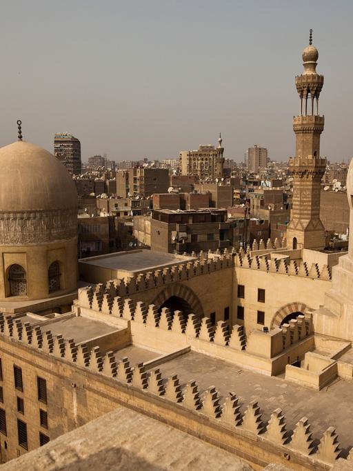 Blick vom Aufgang zum Minarett der Ibn Tulun Moschee über die Innenstadt von Kairo (Aufnahme: 15.3.2010). Das Gotteshaus gehört zu den ältesten der Stadt.