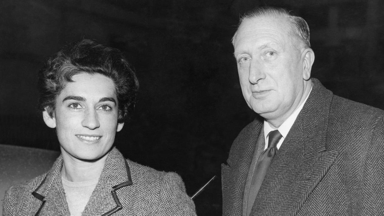 Der britische Komponist William Walton (1902-1983) mit seiner Frau Susana, 1955