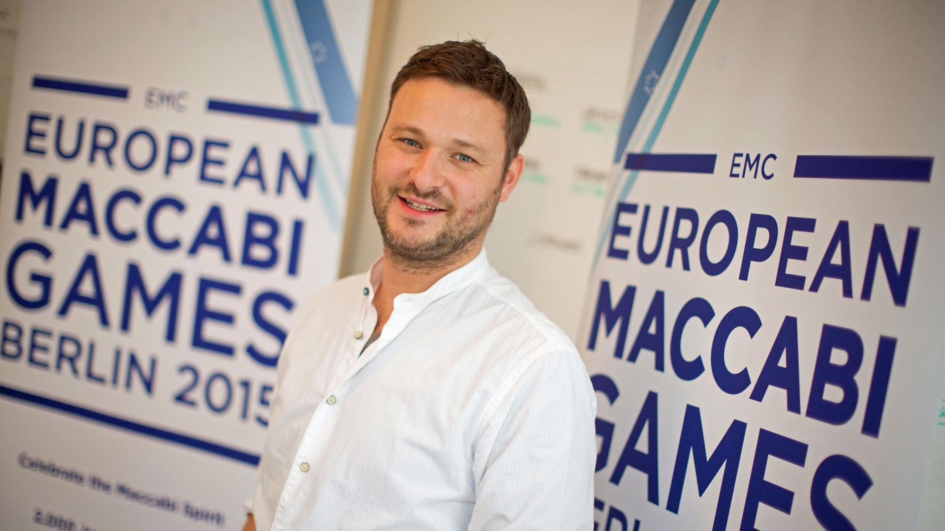 Der Organisationschef der 14. Europäischen Makkabi Games in Berlin, Oren Osterer, blickt am 19.05.2015 in seinem Berliner Büro in die Kamera des Fotografen. Die Makkabi Games dauern vom 28. Juli bis 5. August. Gemeldet für die 19 Sportarten beim «Mini-Olympia» hat die Rekordzahl von 2300 jüdischen Sportlern aus mehr als 30 Nationen Europas. Foto: Kay Nietfeld/dpa (zu dpa "Erstmals Europa Makkabi Games in Deutschland - 2300 Sportler erwartet" vom 27.05.2015)