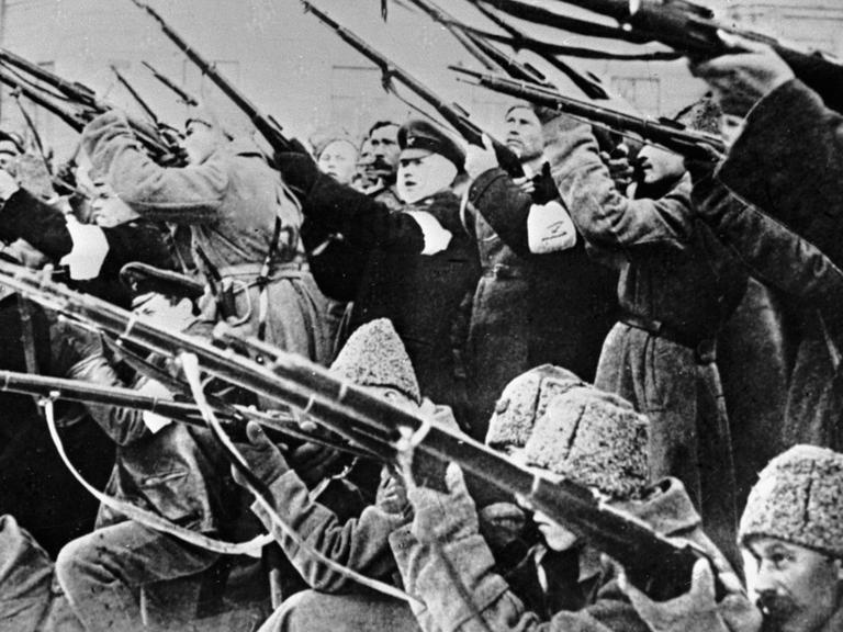 Russland, Februar 1917: Soldaten und Revolutionäre feuern auf Hinterhalte von Polizisten.