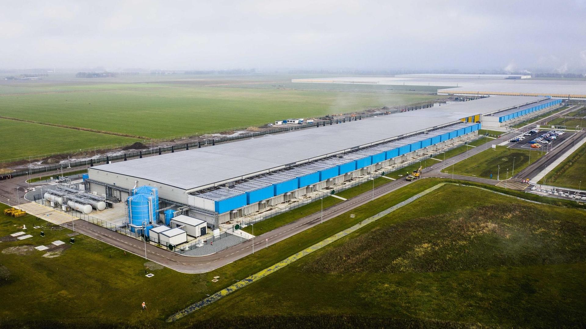 Ein Drohnenfoto zeigt ein Google-Rechenzentrum in den Niederlanden aus der Luft. Ein Drohnenfoto zeigt ein Google-Rechenzentrum in den Niederlanden aus der Luft.