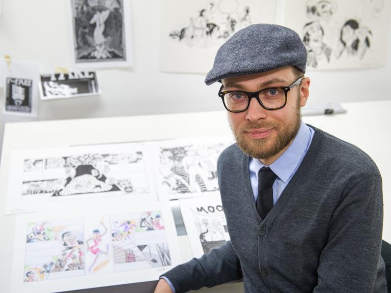 Der Comic-Zeichner Simon Schwartz sitzt in seinem Büro