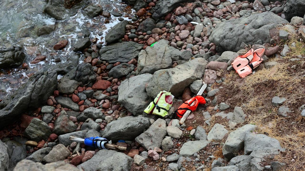 Spuren und Überreste der Landungen von Flüchtlingsbooten an Cape Skamnia auf Lesbos unterhalb des Korakas Lighthouse. Vor allem Rettungswesten, benutzte Motoren, Kleidung und Schlauchboote verbleiben dort. 