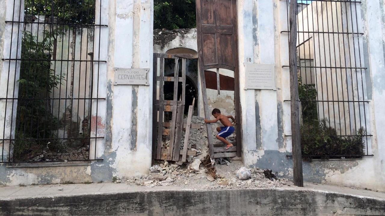 Ein Kind spielt in den Ruinen eines Gebäudes in Guanabacoa, Havanna