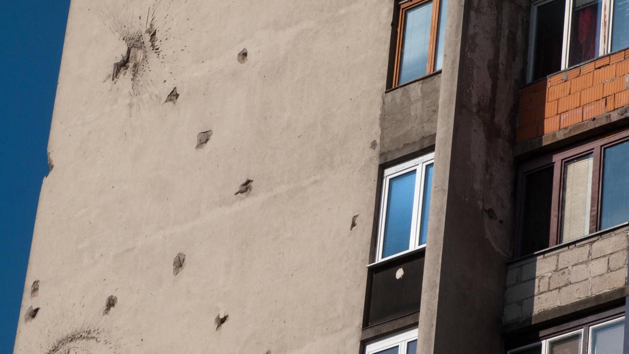 Einschusslöcher vom Bürgerkrieg an einem Haus in Sarajevo