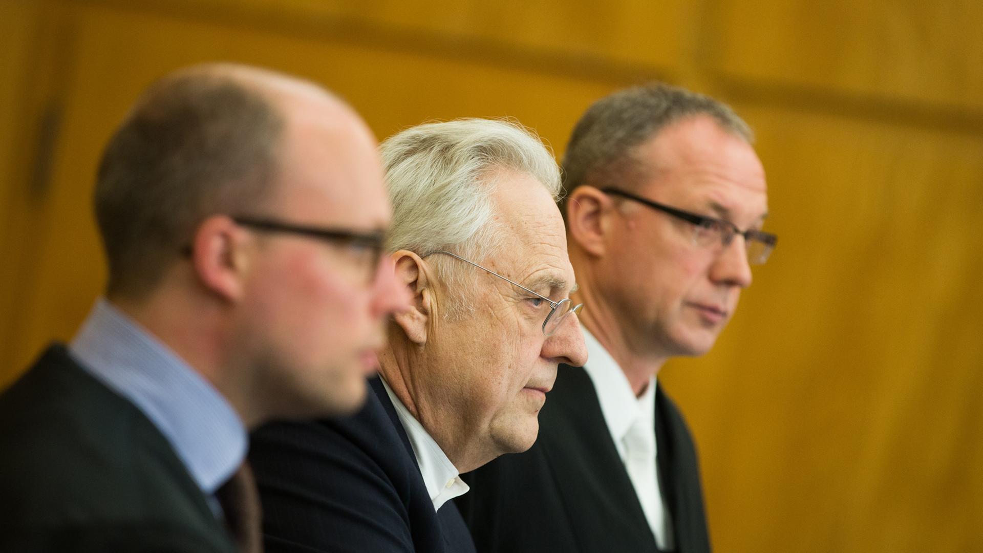 Kunstberater Helge Achenbach steht am 16.03.2015 vor Prozessbeginn im Landgericht in Essen (Nordrhein-Westfalen) zwischen seinen Anwälten Markus Adick (l) und Thomas Elsner (r).