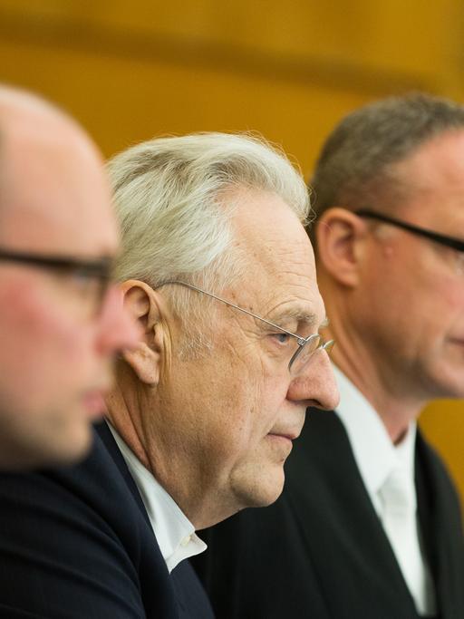 Kunstberater Helge Achenbach steht am 16.03.2015 vor Prozessbeginn im Landgericht in Essen (Nordrhein-Westfalen) zwischen seinen Anwälten Markus Adick (l) und Thomas Elsner (r).