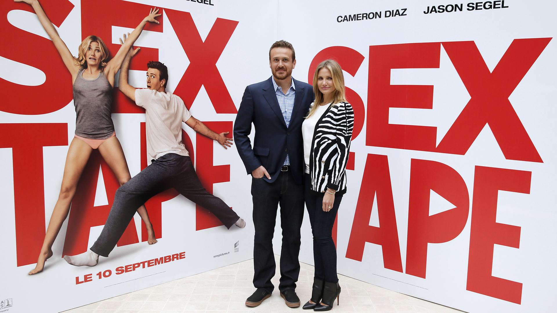 Die Hauptdarsteller Jason Segel und Cameron Diaz posieren vor ihrem eigenen Plakat zum Kinofilm "Sex Tape".