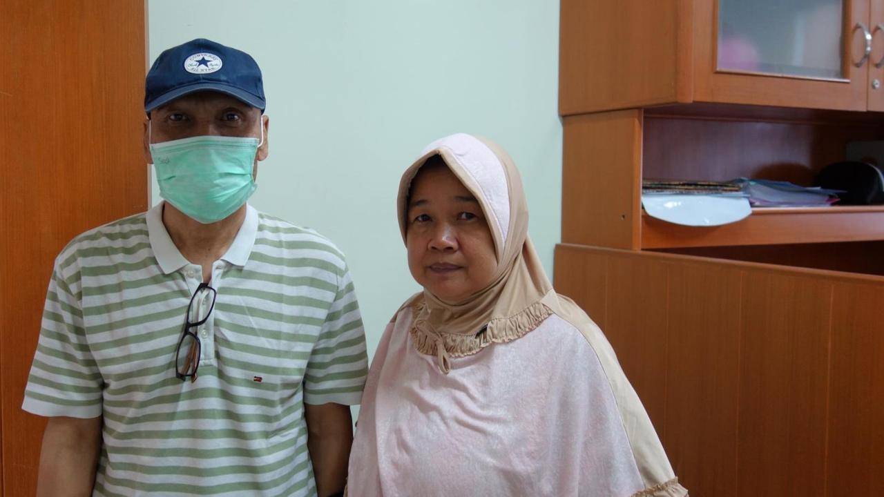 Lungenkrebs-Patienten wie der 50-jährige Dasuki müssen in Indonesien zu lange auf einen Termin beim Lungenarzt warten.