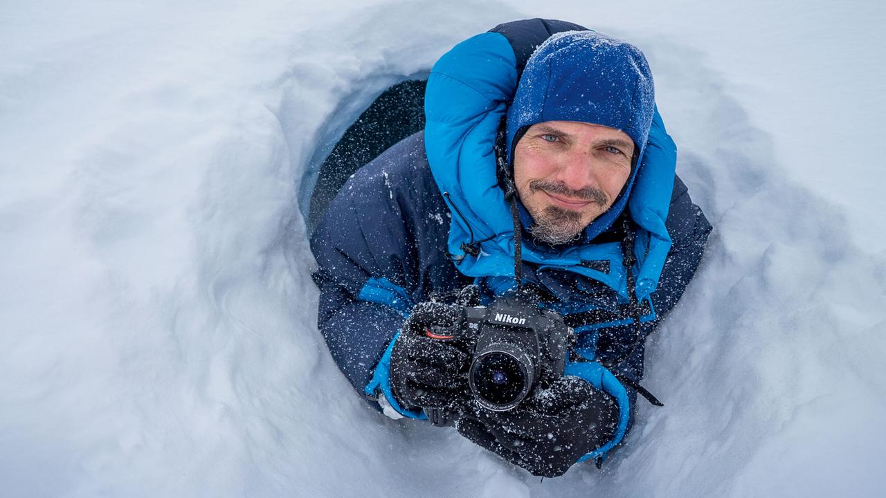 Der Fotograf Markus Mauthe im Schnee.